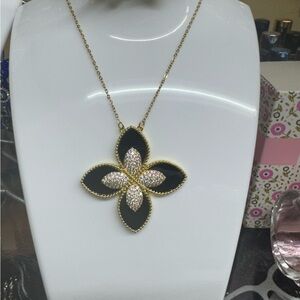 Elegant Black and Gold Flower Pendant Necklace